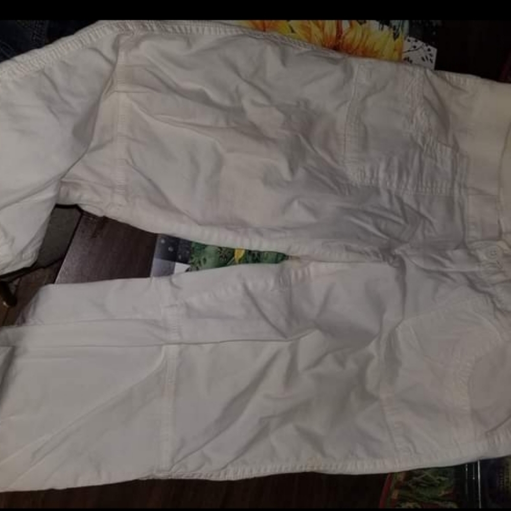 Hollister sz 7 white elastic waist Capri.
